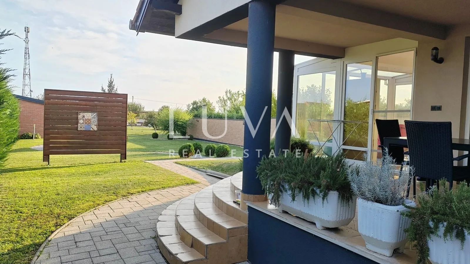 Osijek, Josipovac, obiteljska vila 300m2 s velikom okućnicom, na prodaju
