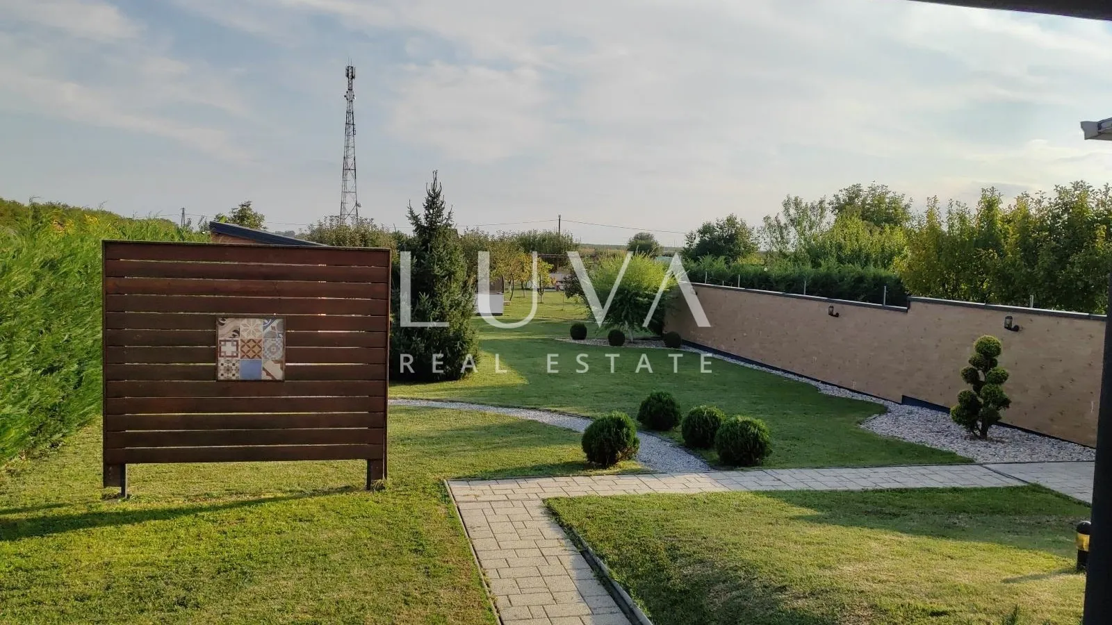 Osijek, Josipovac, obiteljska vila 300m2 s velikom okućnicom, na prodaju