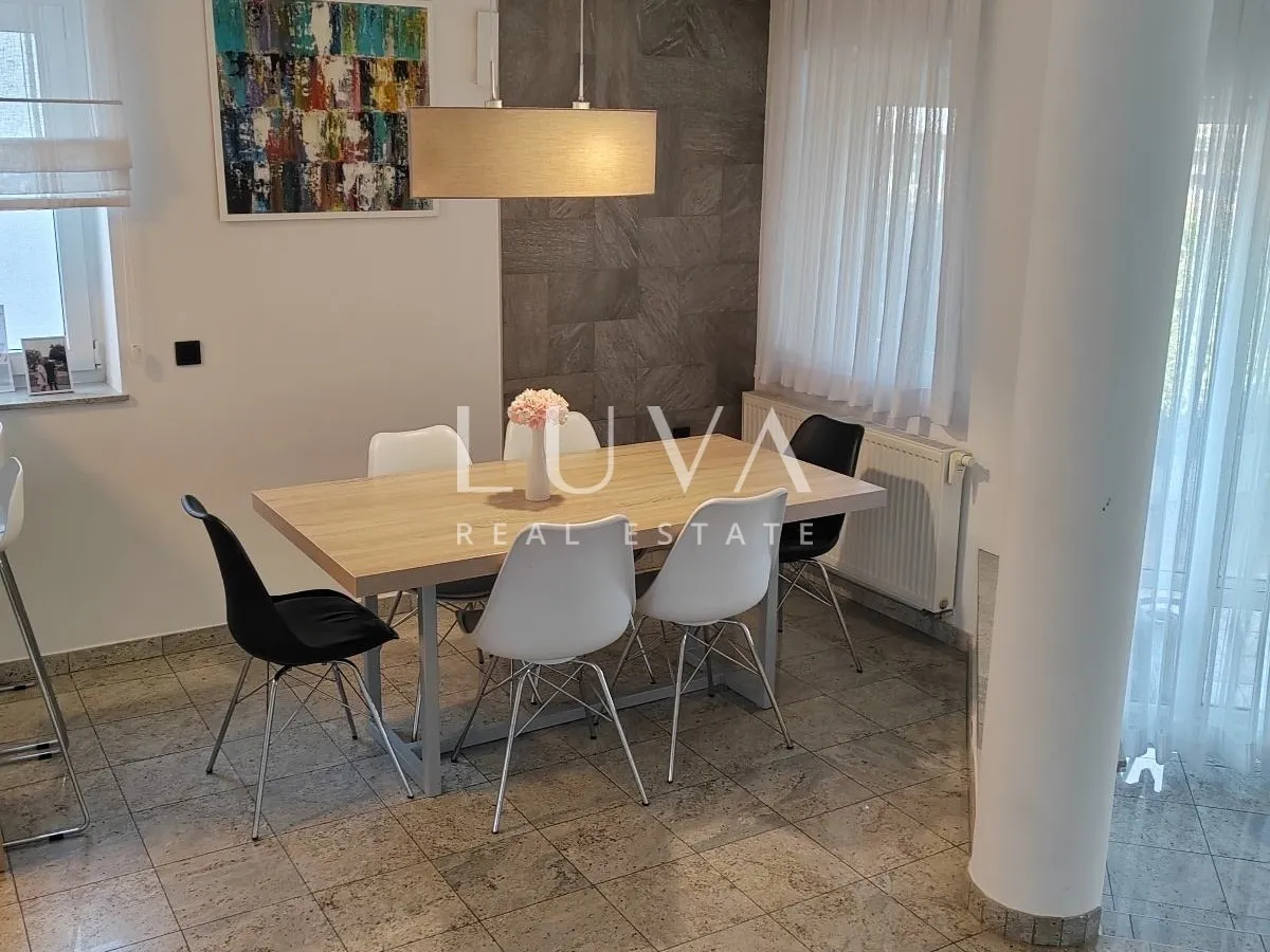 Osijek, Josipovac, obiteljska vila 300m2 s velikom okućnicom, na prodaju