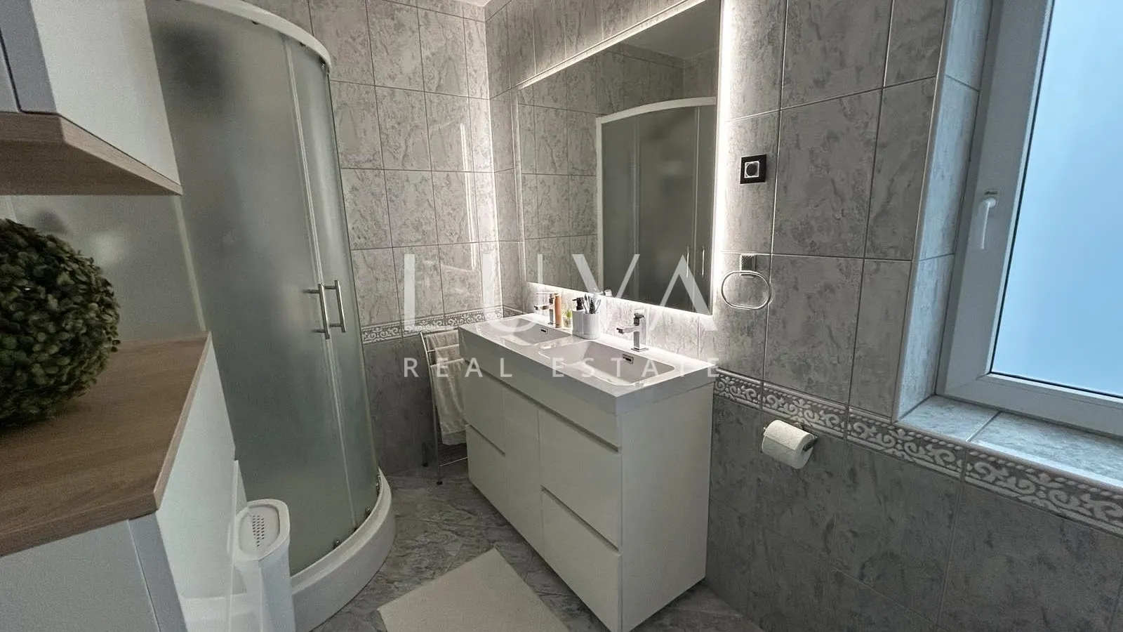 Osijek, Josipovac, obiteljska vila 300m2 s velikom okućnicom, na prodaju