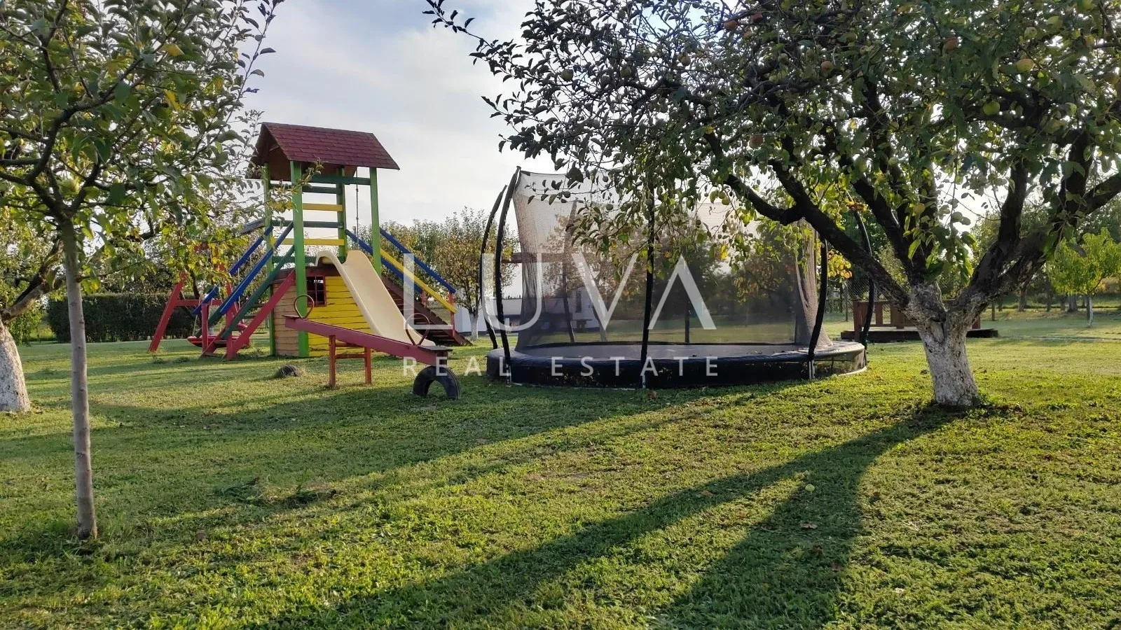 Osijek, Josipovac, obiteljska vila 300m2 s velikom okućnicom, na prodaju