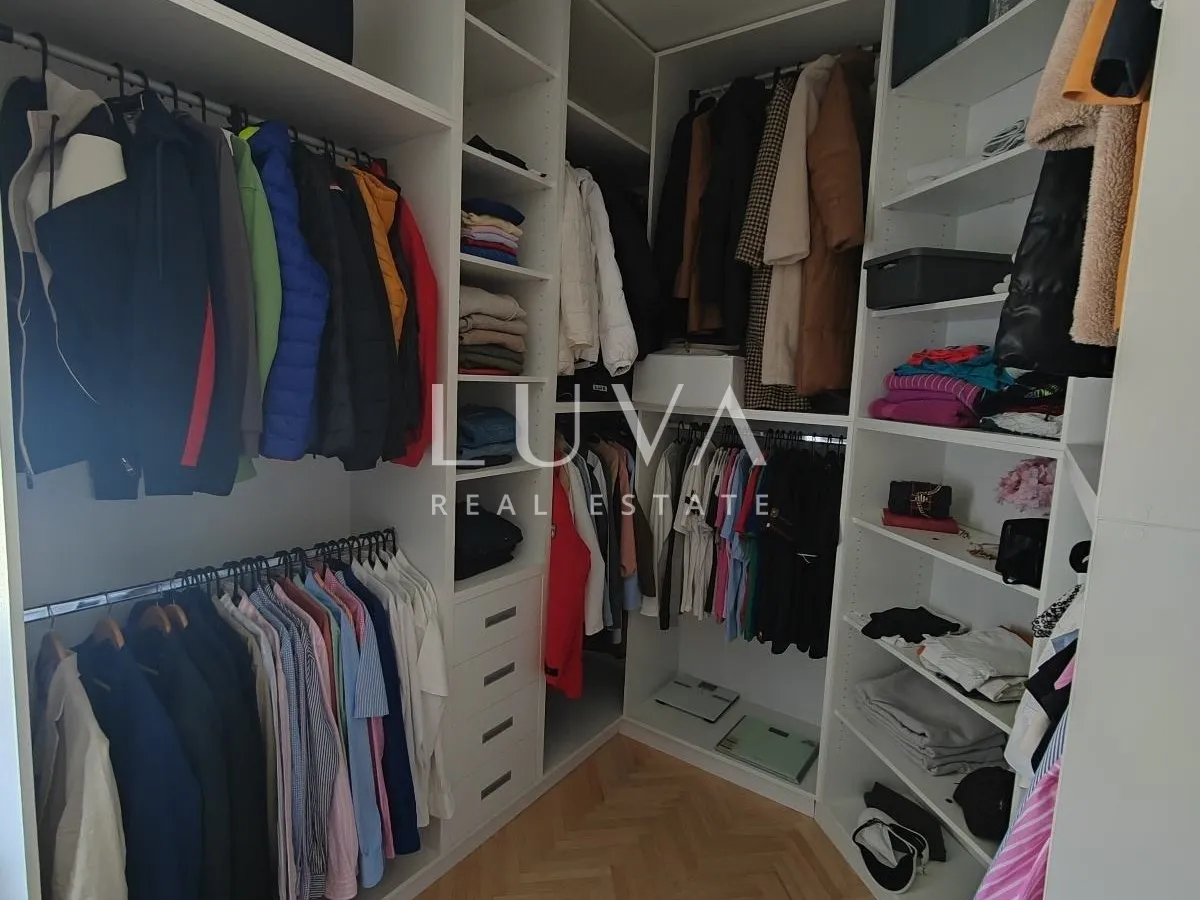 Osijek, Josipovac, obiteljska vila 300m2 s velikom okućnicom, na prodaju