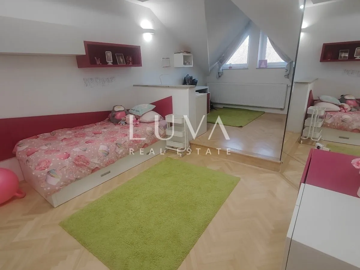 Osijek, Josipovac, obiteljska vila 300m2 s velikom okućnicom, na prodaju