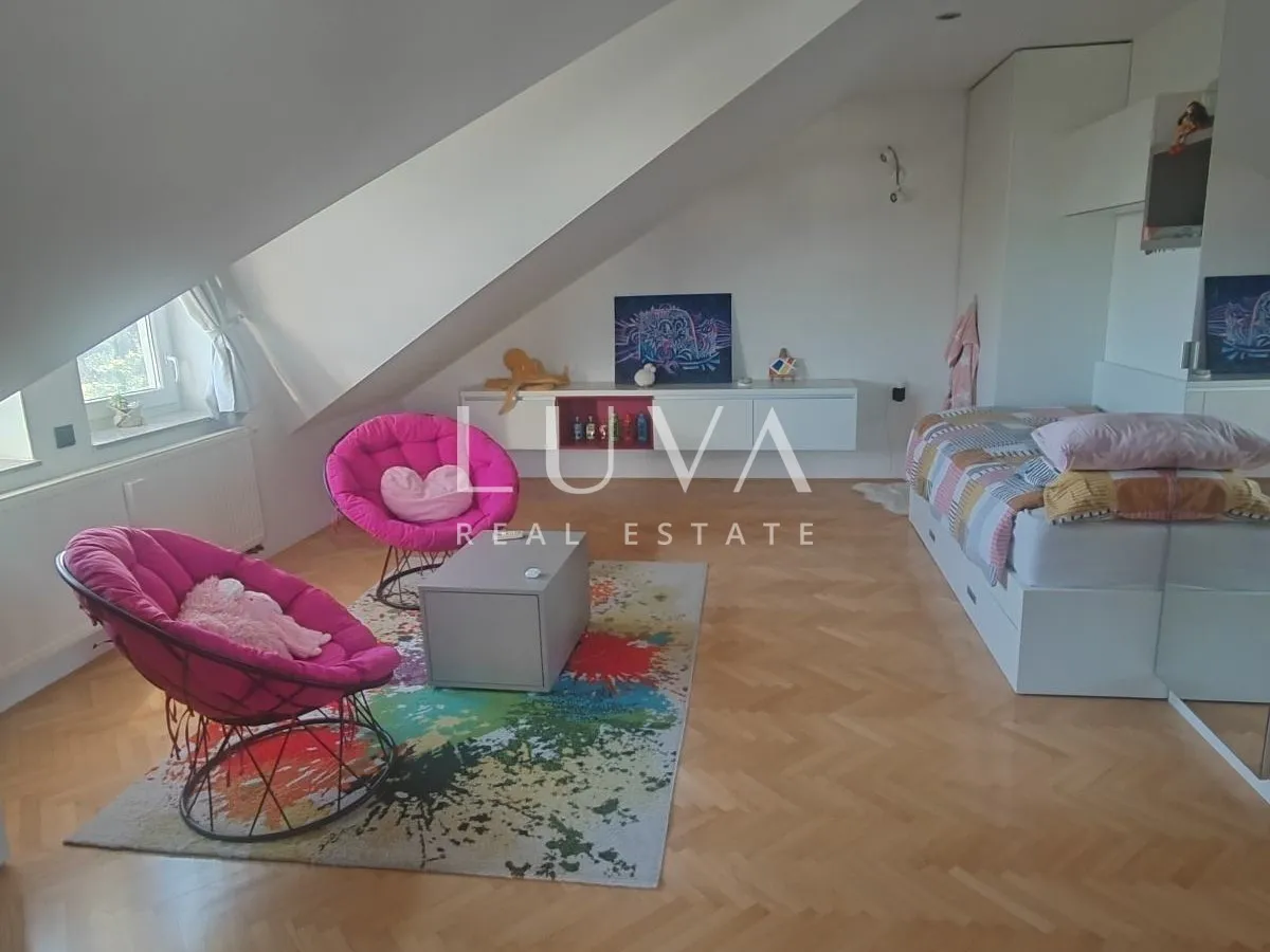 Osijek, Josipovac, obiteljska vila 300m2 s velikom okućnicom, na prodaju