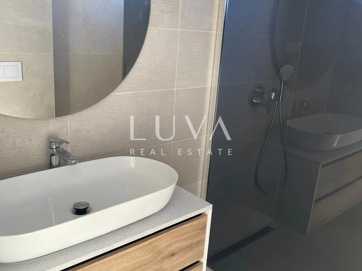 Krk, penthouse 115 m2 s pogledom na more, novogradnja