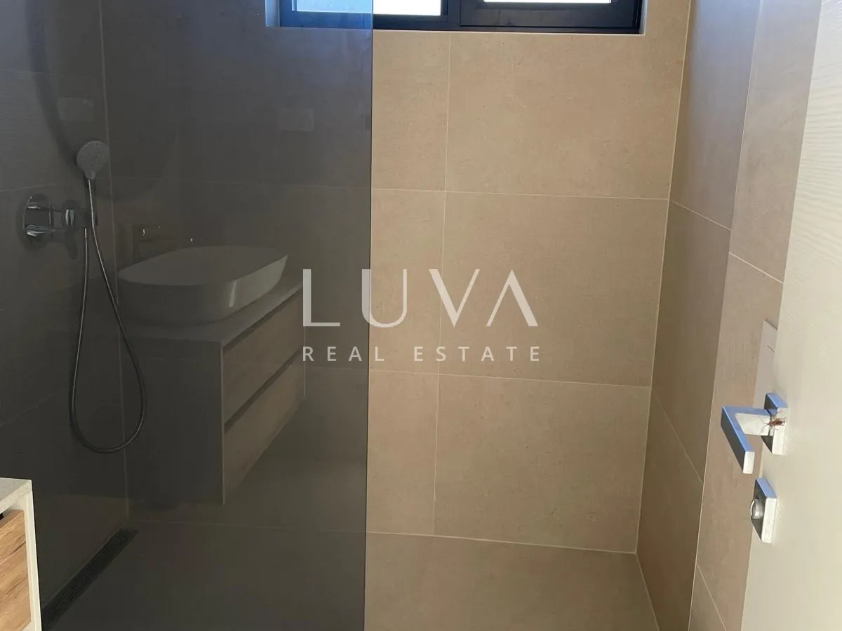 Krk, penthouse 115 m2 s pogledom na more, novogradnja