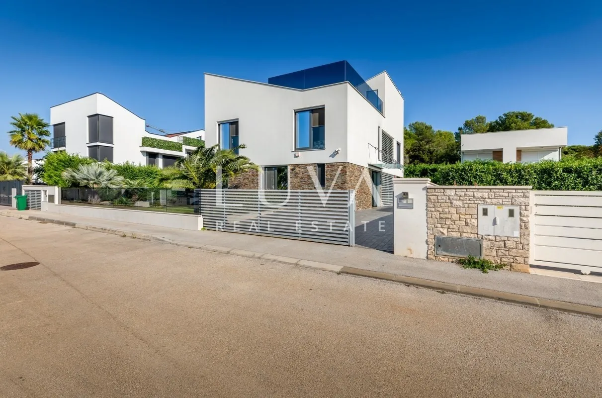 Istra, Fažana, moderna vila s bazenom uz more, 330 m2
