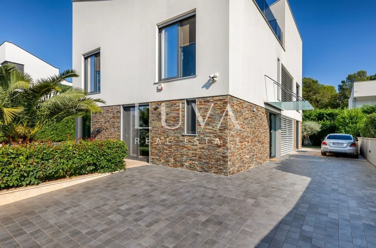 Istra, Fažana, moderna vila s bazenom uz more, 330 m2