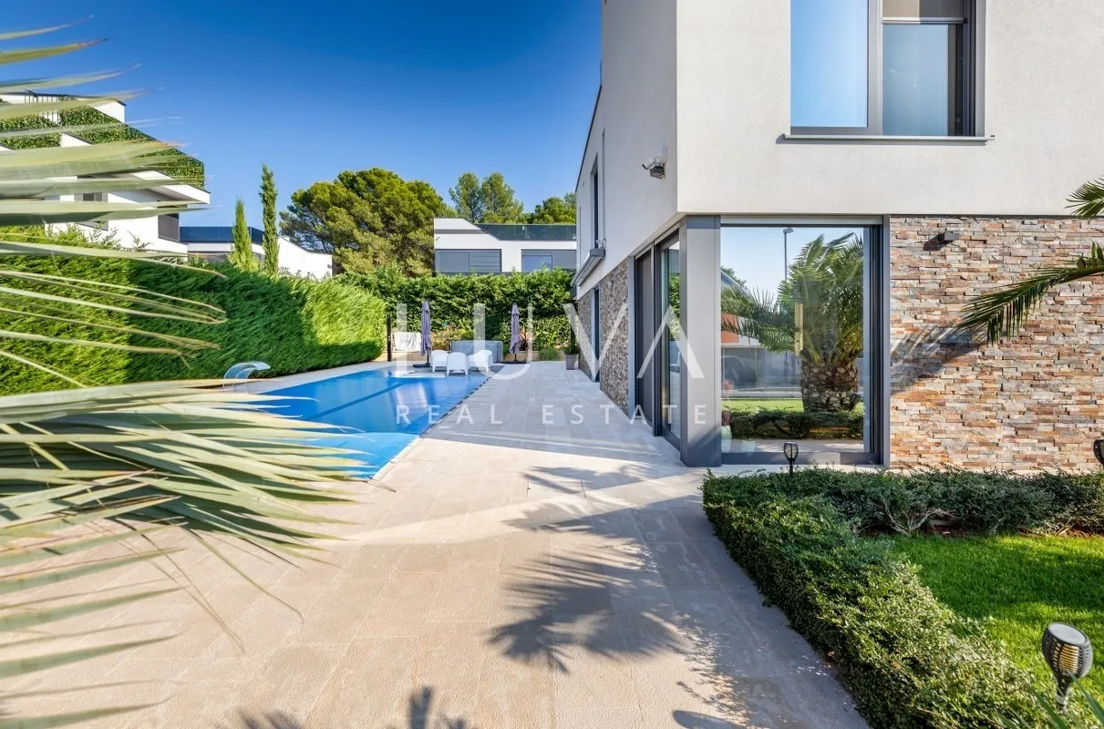 Istra, Fažana, moderna vila s bazenom uz more, 330 m2