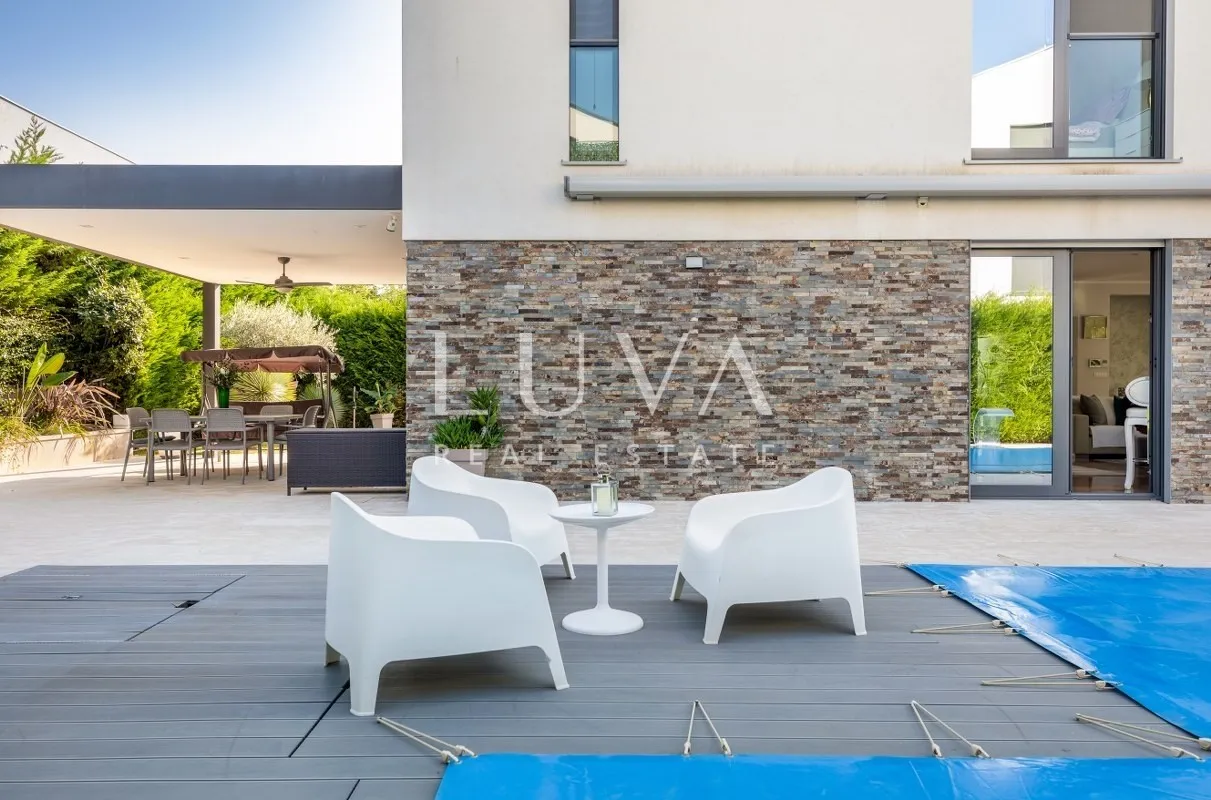Istra, Fažana, moderna vila s bazenom uz more, 330 m2