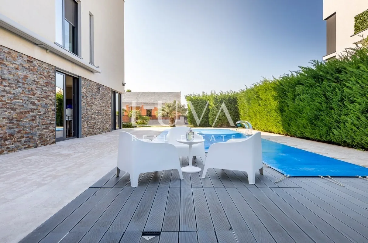Istra, Fažana, moderna vila s bazenom uz more, 330 m2