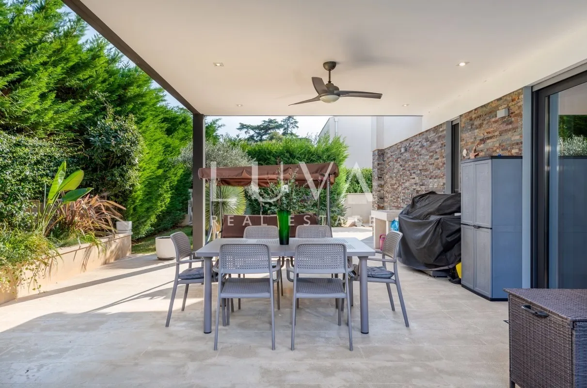 Istra, Fažana, moderna vila s bazenom uz more, 330 m2