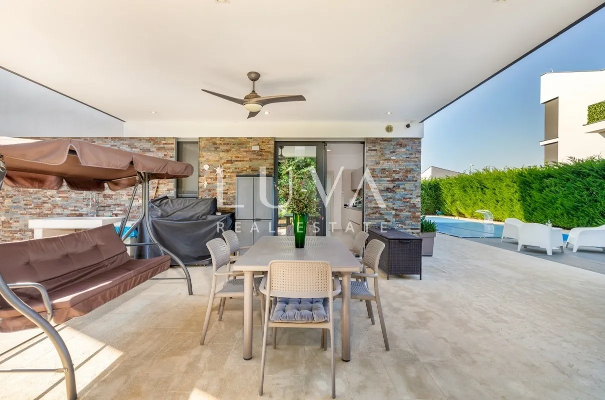 Istra, Fažana, moderna vila s bazenom uz more, 330 m2