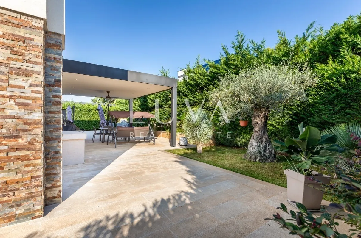 Istra, Fažana, moderna vila s bazenom uz more, 330 m2