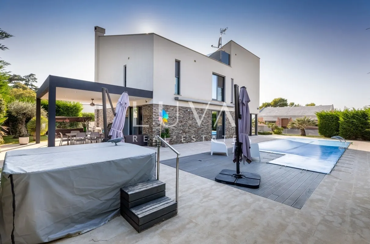 Istra, Fažana, moderna vila s bazenom uz more, 330 m2