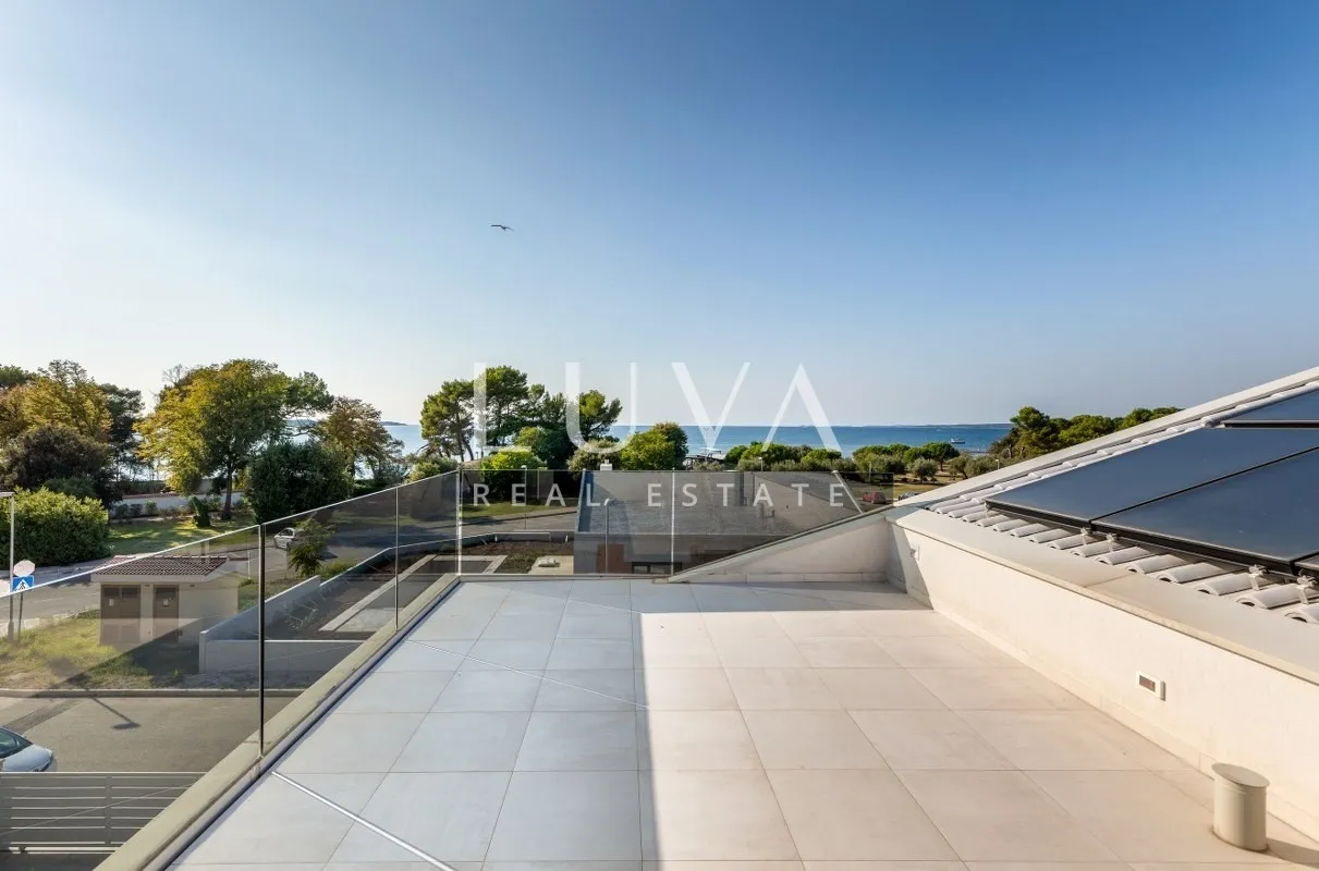 Istra, Fažana, moderna vila s bazenom uz more, 330 m2