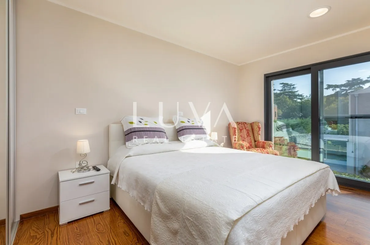 Istra, Fažana, moderna vila s bazenom uz more, 330 m2