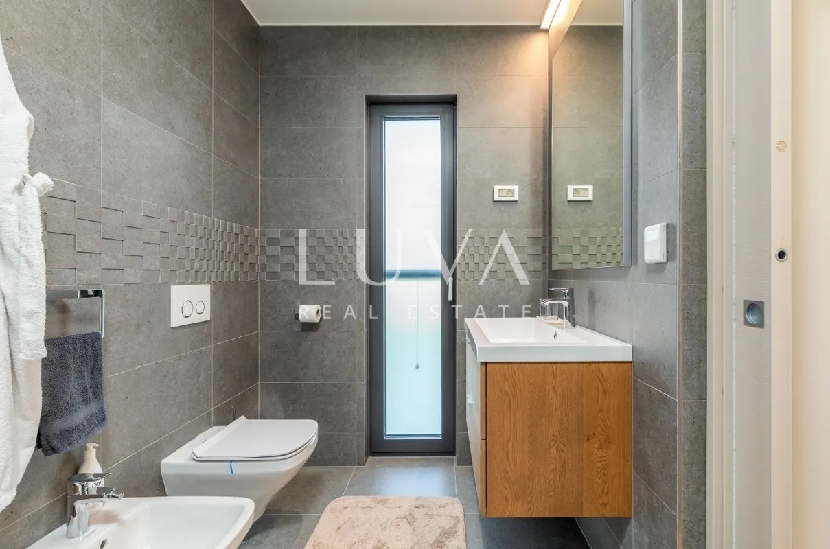 Istra, Fažana, moderna vila s bazenom uz more, 330 m2