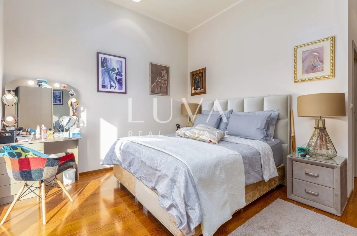 Istra, Fažana, moderna vila s bazenom uz more, 330 m2