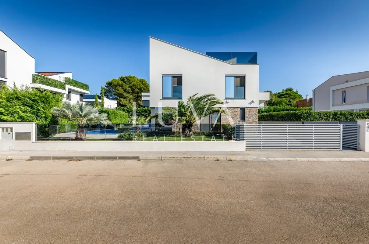Istra, Fažana, moderna vila s bazenom uz more, 330 m2