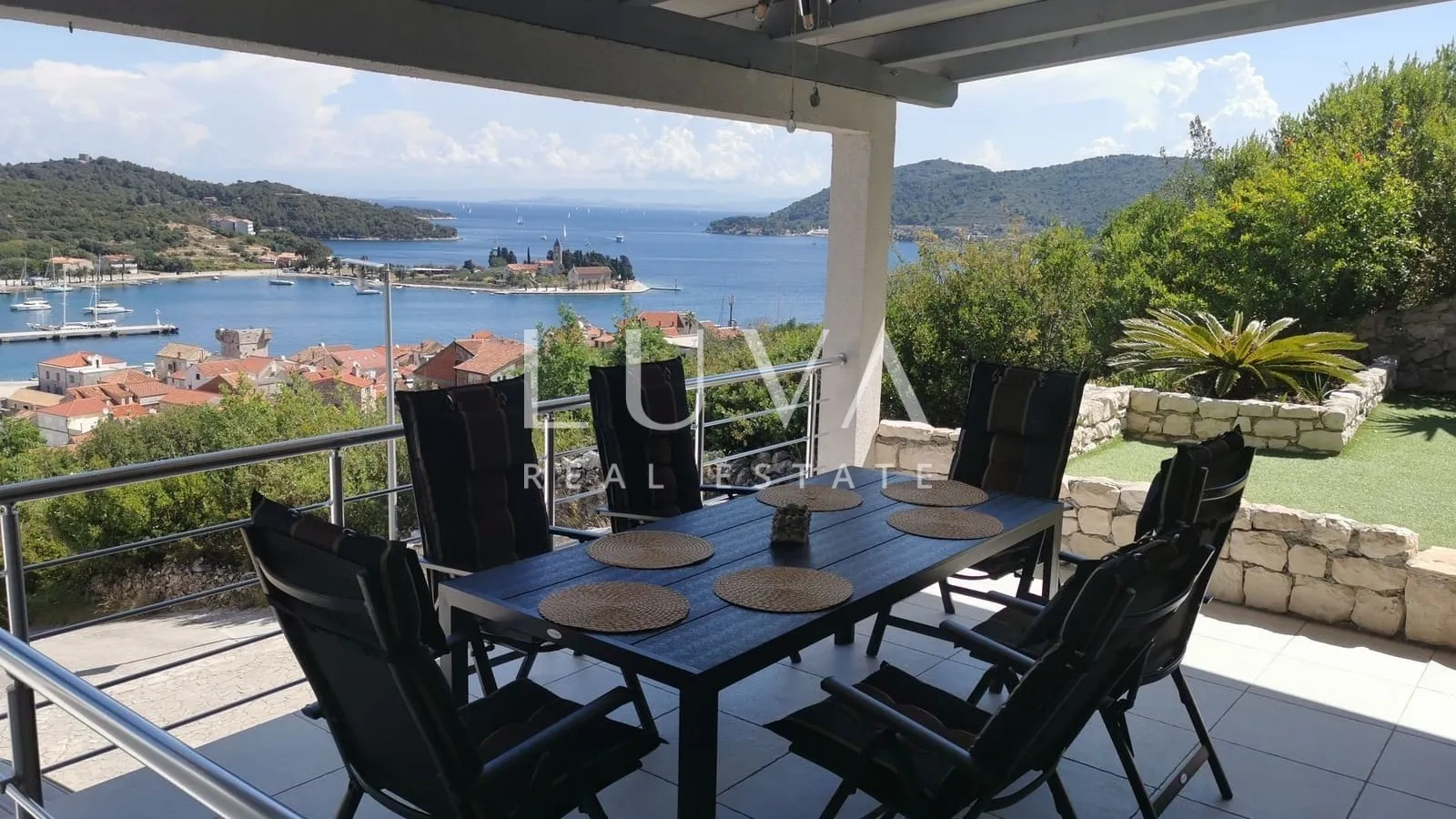 Vis, luxury house with a pool and sea view for sale