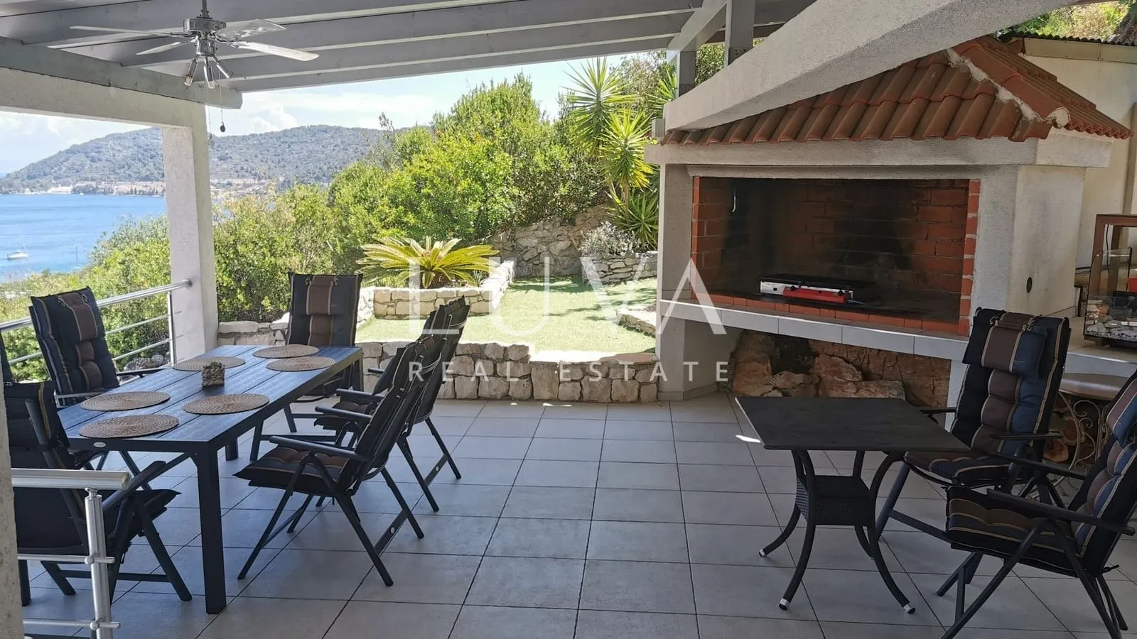 Vis, luxury house with a pool and sea view for sale