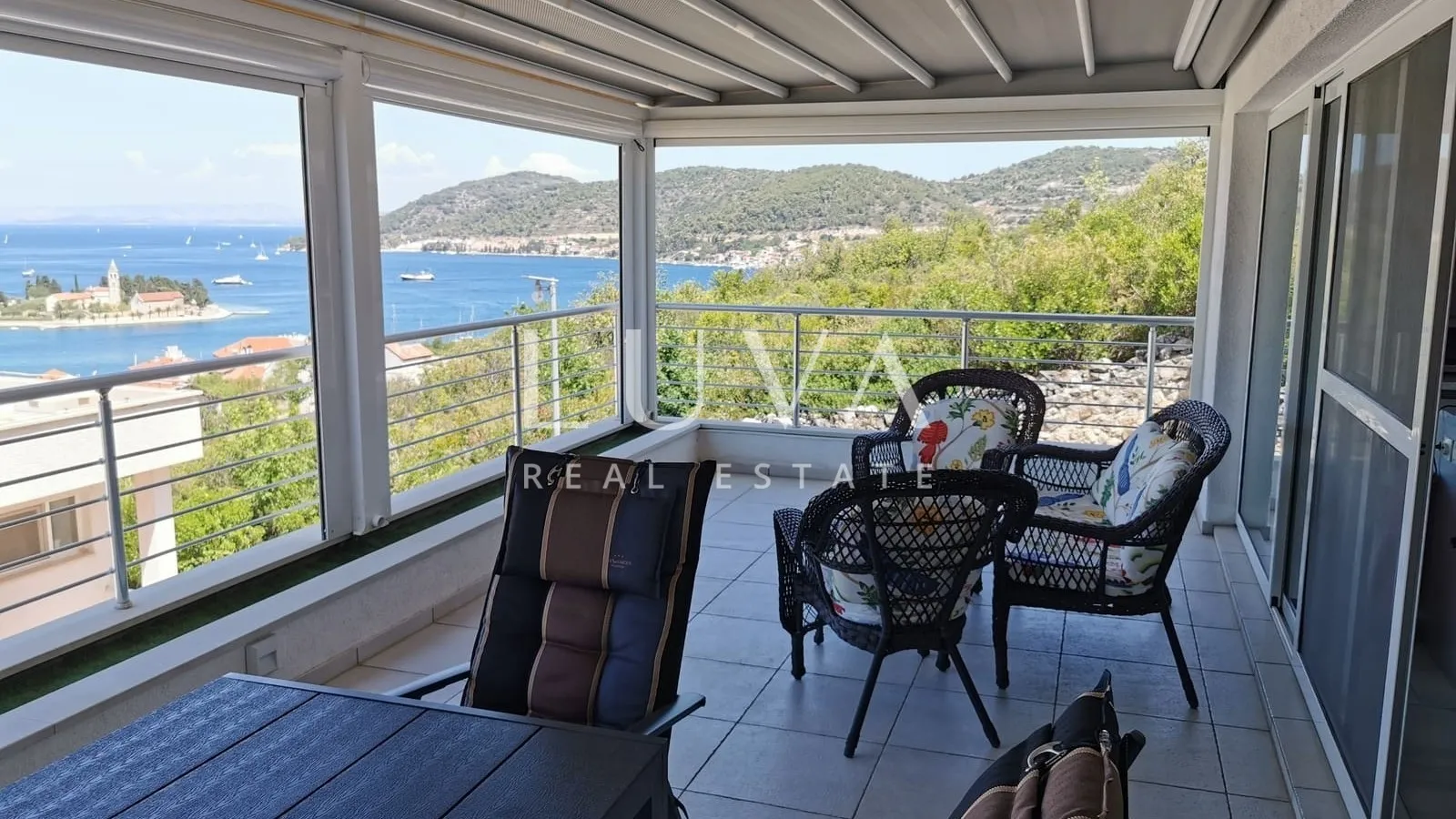 Vis, luxury house with a pool and sea view for sale