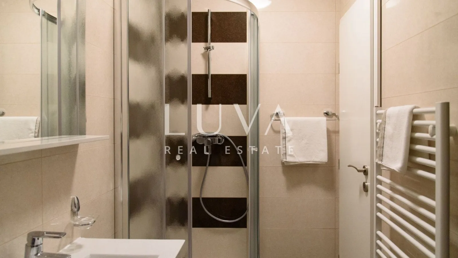 Bjelolasica, resort with 3 holiday houses, investment