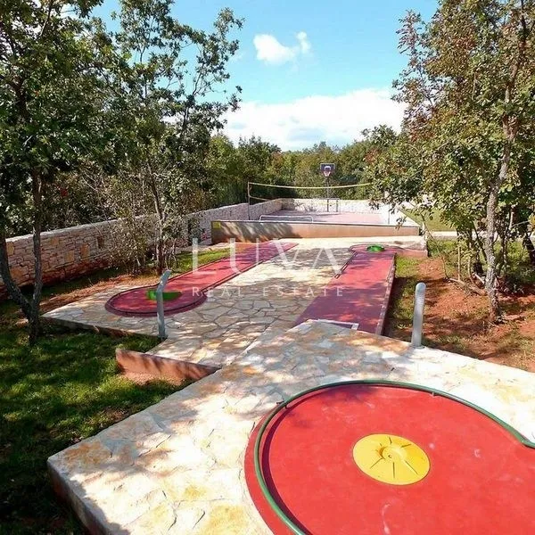 Istra, Štokovci, kuća s bazenom i minigolf igralištem, 290 m2