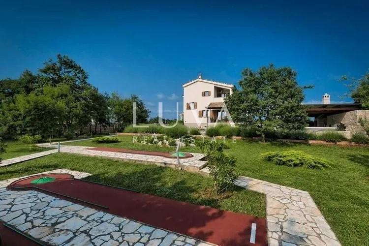Istra, Štokovci, kuća s bazenom i minigolf igralištem, 290 m2