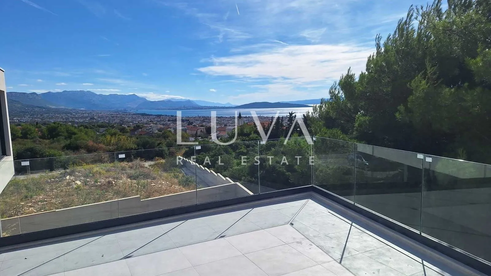 Kaštel Novi, Rudine, moderna vila s bazenom i pogledom na more