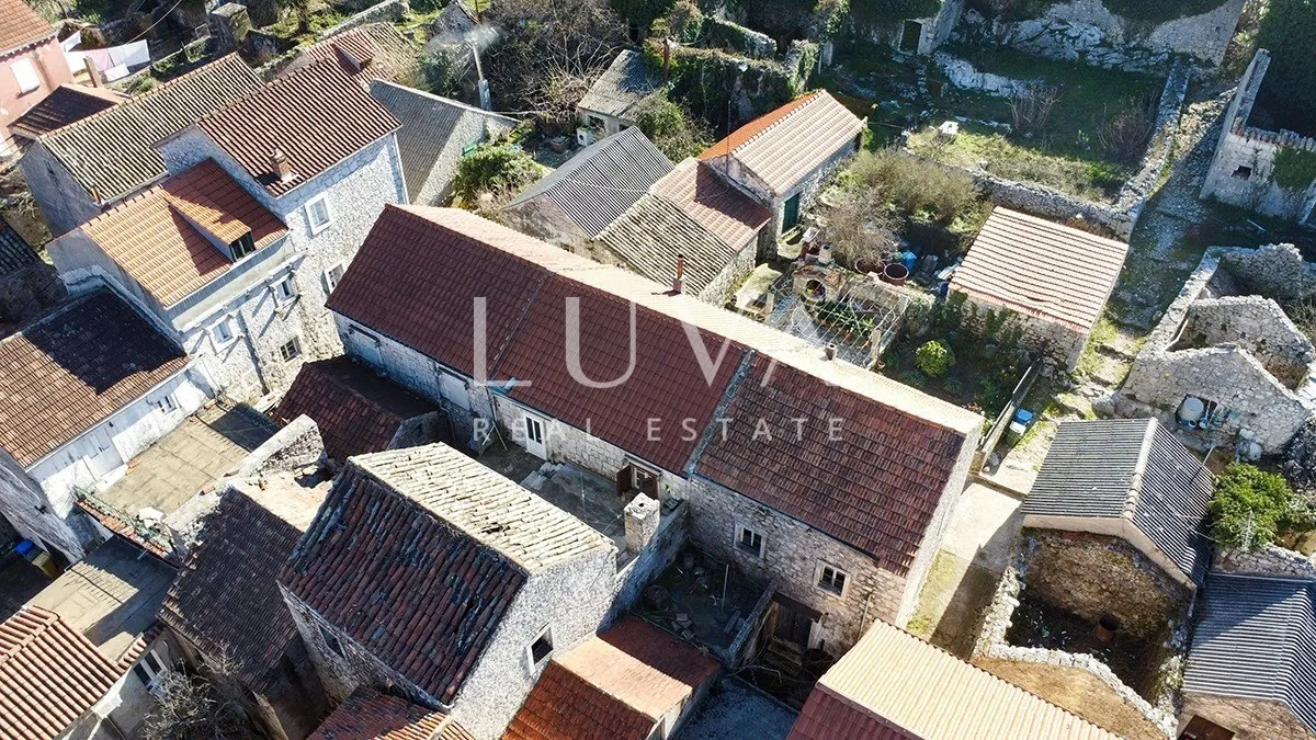 Orebić, Potomje, 3 prostrane kamene kuće za renovaciju na prodaju