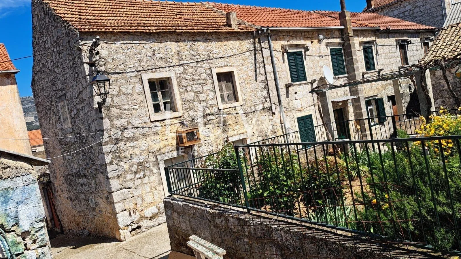 Orebić, Potomje, 3 prostrane kamene kuće za renovaciju na prodaju
