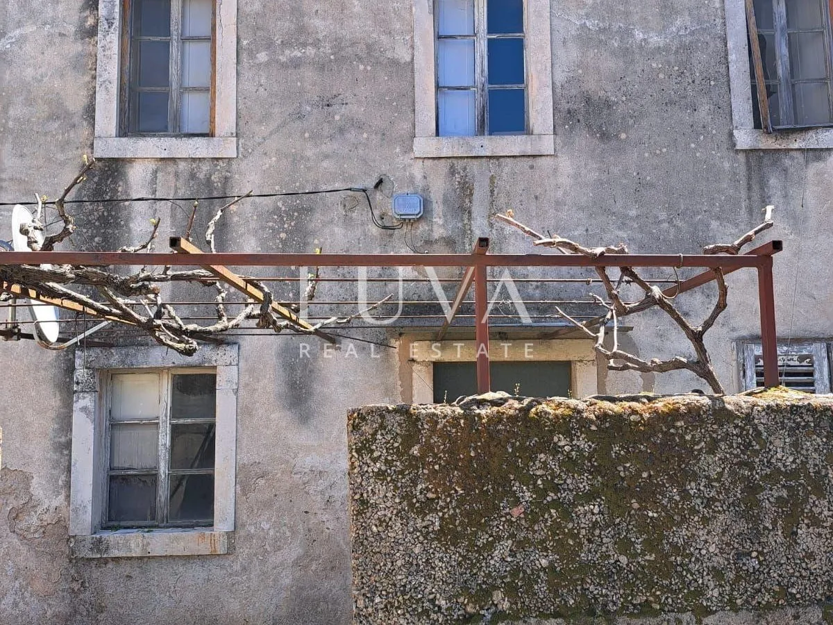 Orebić, Potomje, 3 prostrane kamene kuće za renovaciju na prodaju
