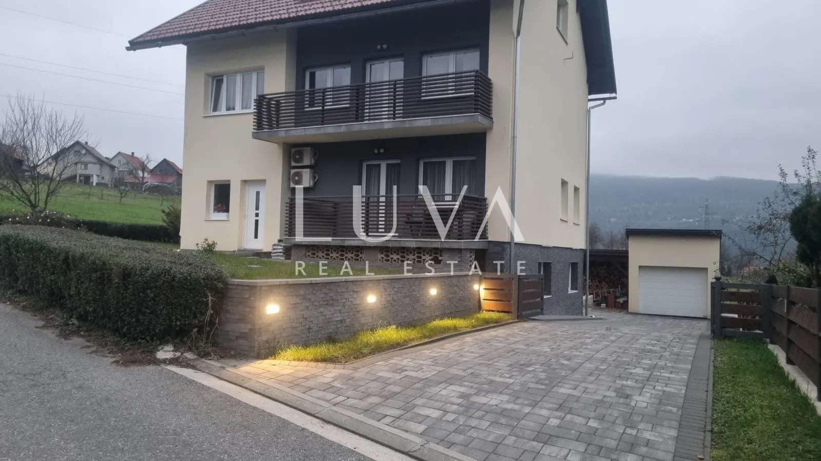 Vrbovsko, prostrana kuća 200 m2 za prodaju