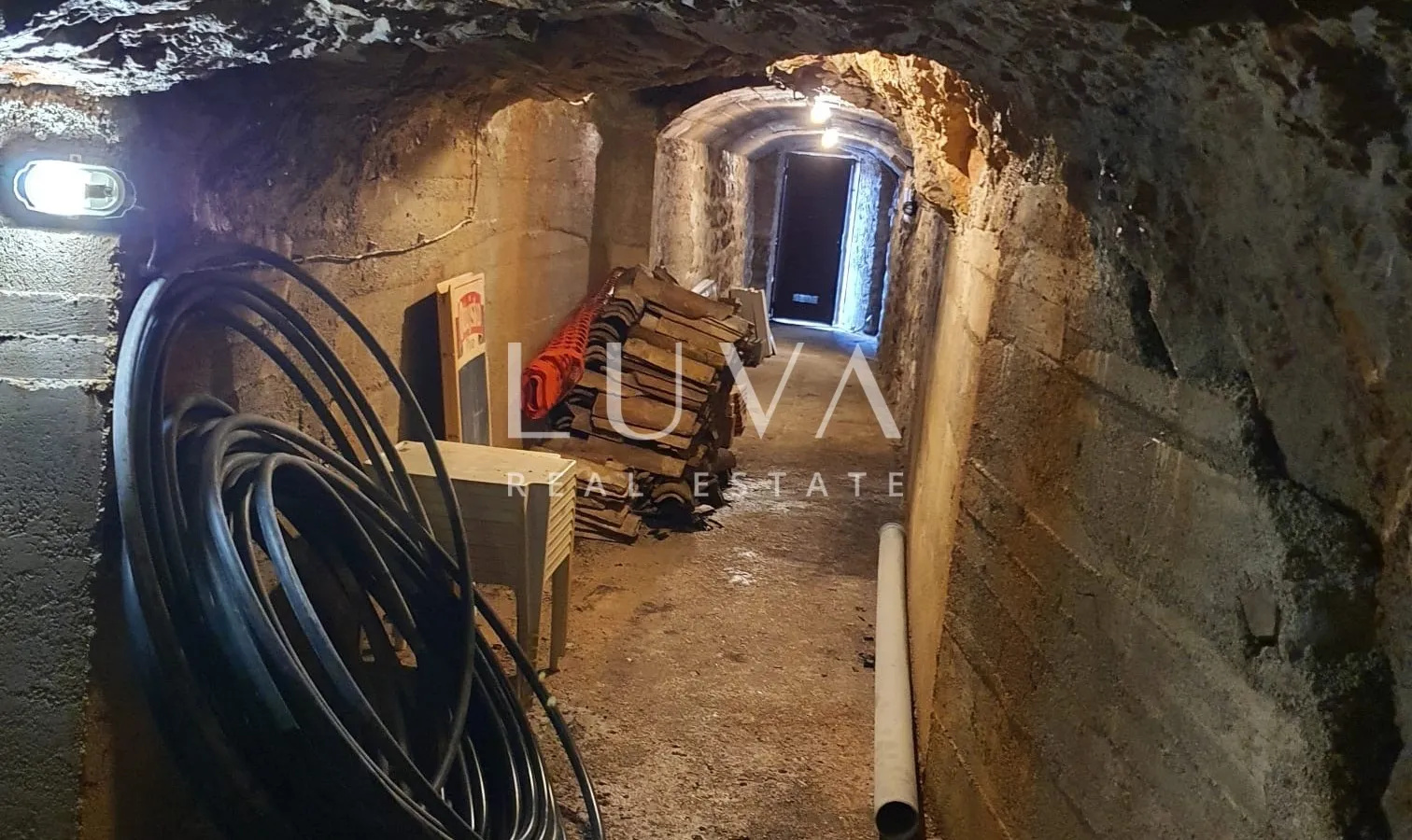 Senj, centar, poslovni prostor/noćni klub, 1007 m² na prodaju