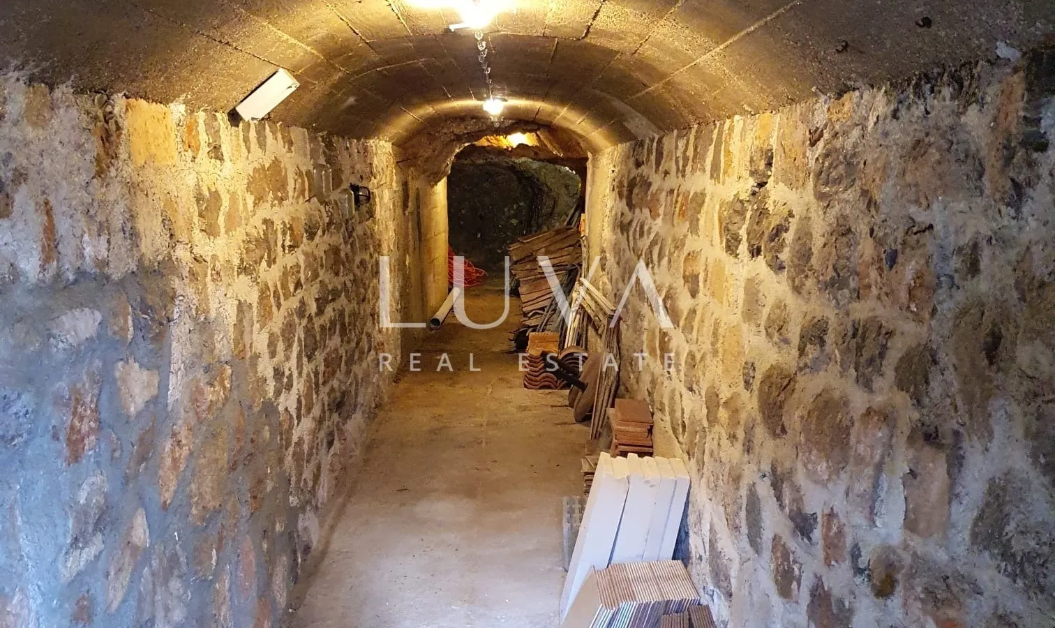 Senj, centar, poslovni prostor/noćni klub, 1007 m² na prodaju