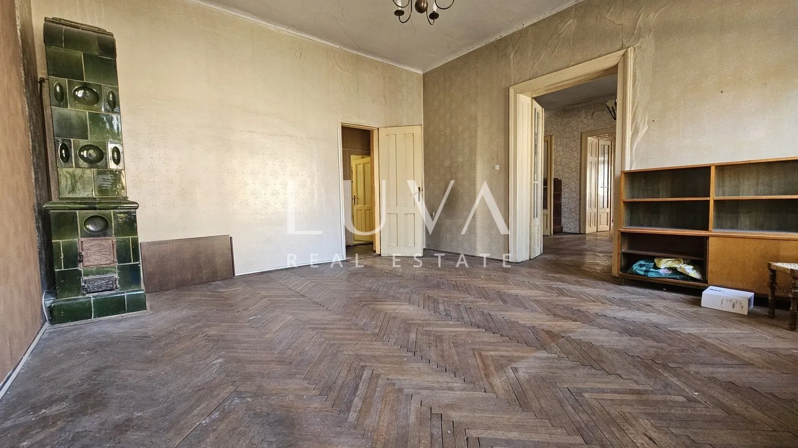 Zagreb, Svacic Square, 135 m2 apartment for renovation