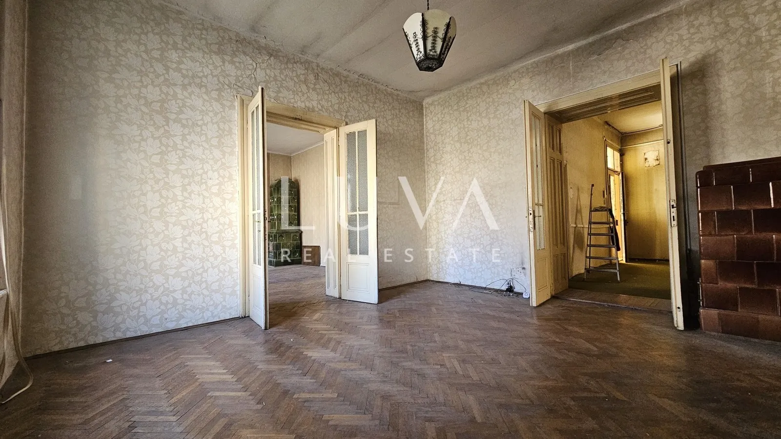Zagreb, Svacic Square, 135 m2 apartment for renovation