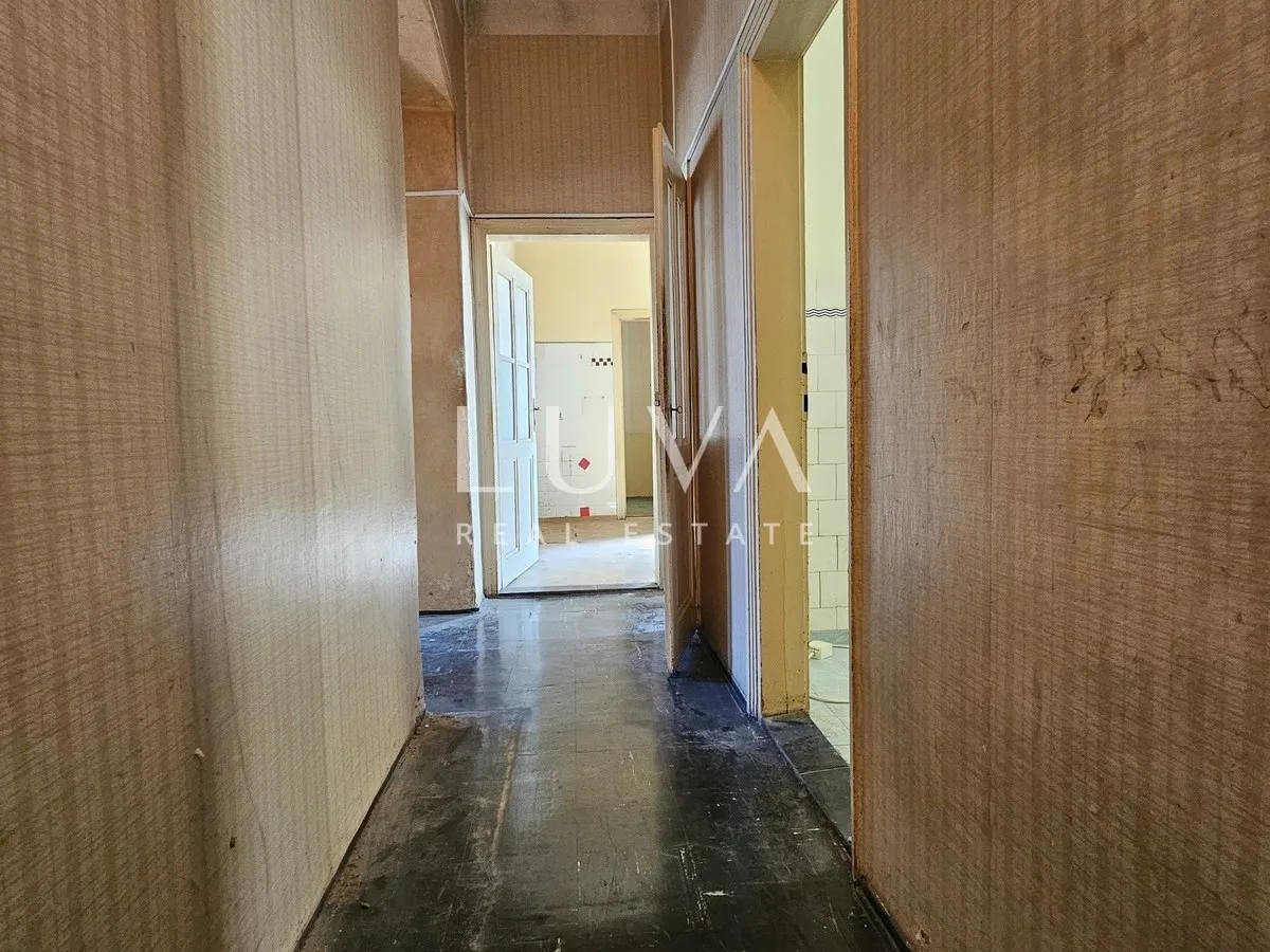 Zagreb, Svacic Square, 135 m2 apartment for renovation