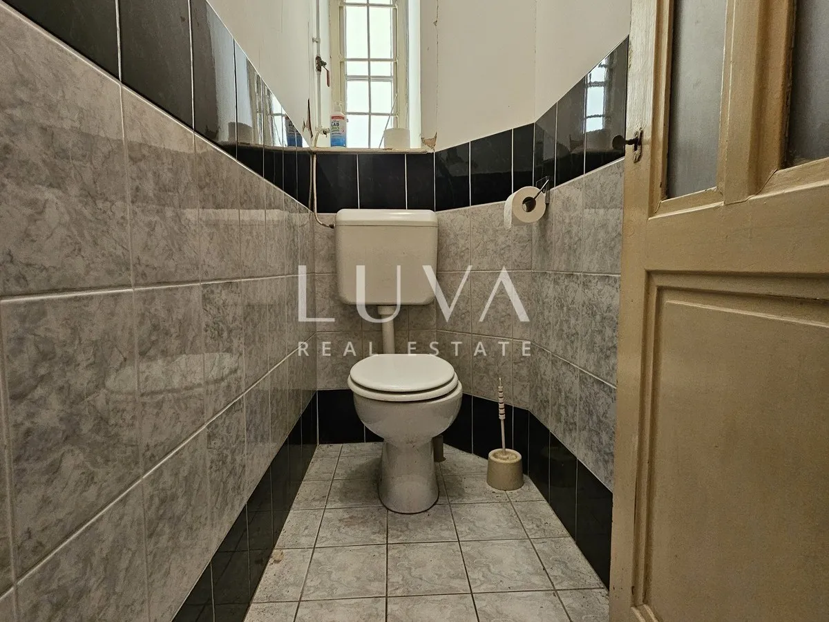 Zagreb, Svacic Square, 135 m2 apartment for renovation