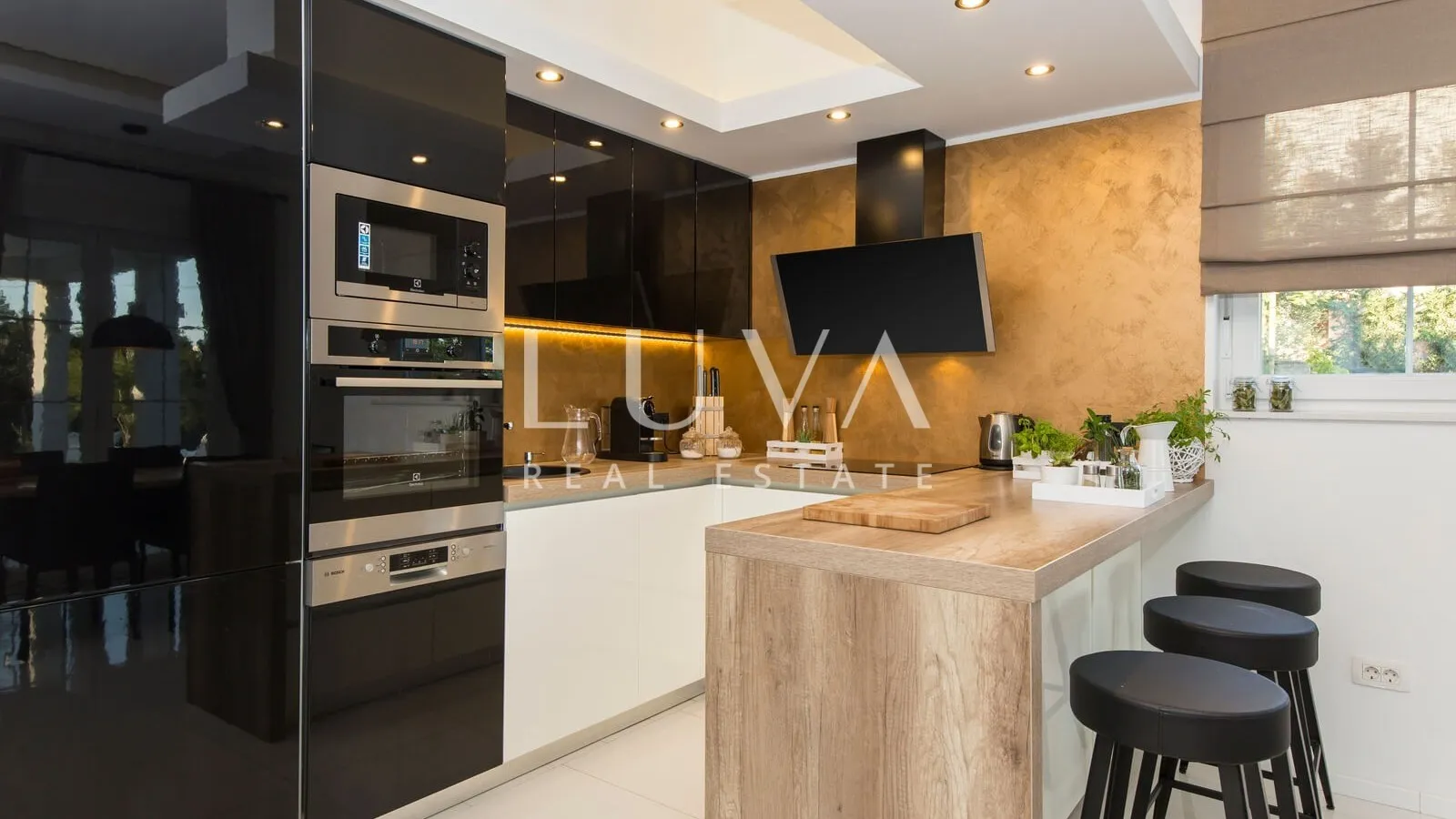 Istra, Labin, luksuzna vila s pogledom na more, 240 m2 za prodaju