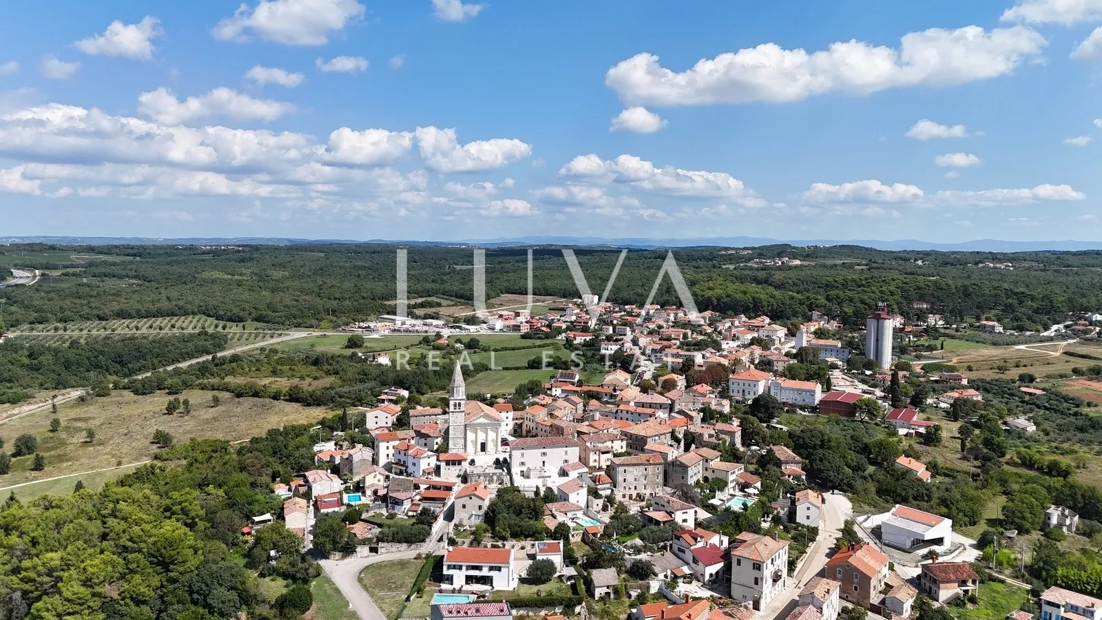 Višnjan, građevinska parcela s građevinskom dozvolom, 1.270 m²