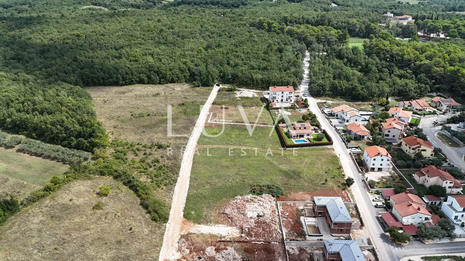 Višnjan, građevinska parcela s građevinskom dozvolom, 1.277 m²