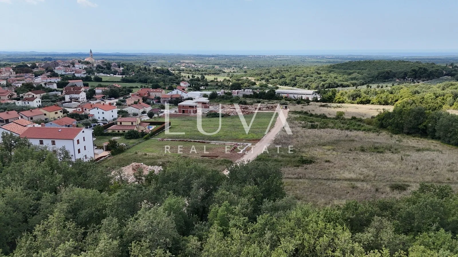 Višnjan, građevinska parcela s građevinskom dozvolom, 1.277 m²