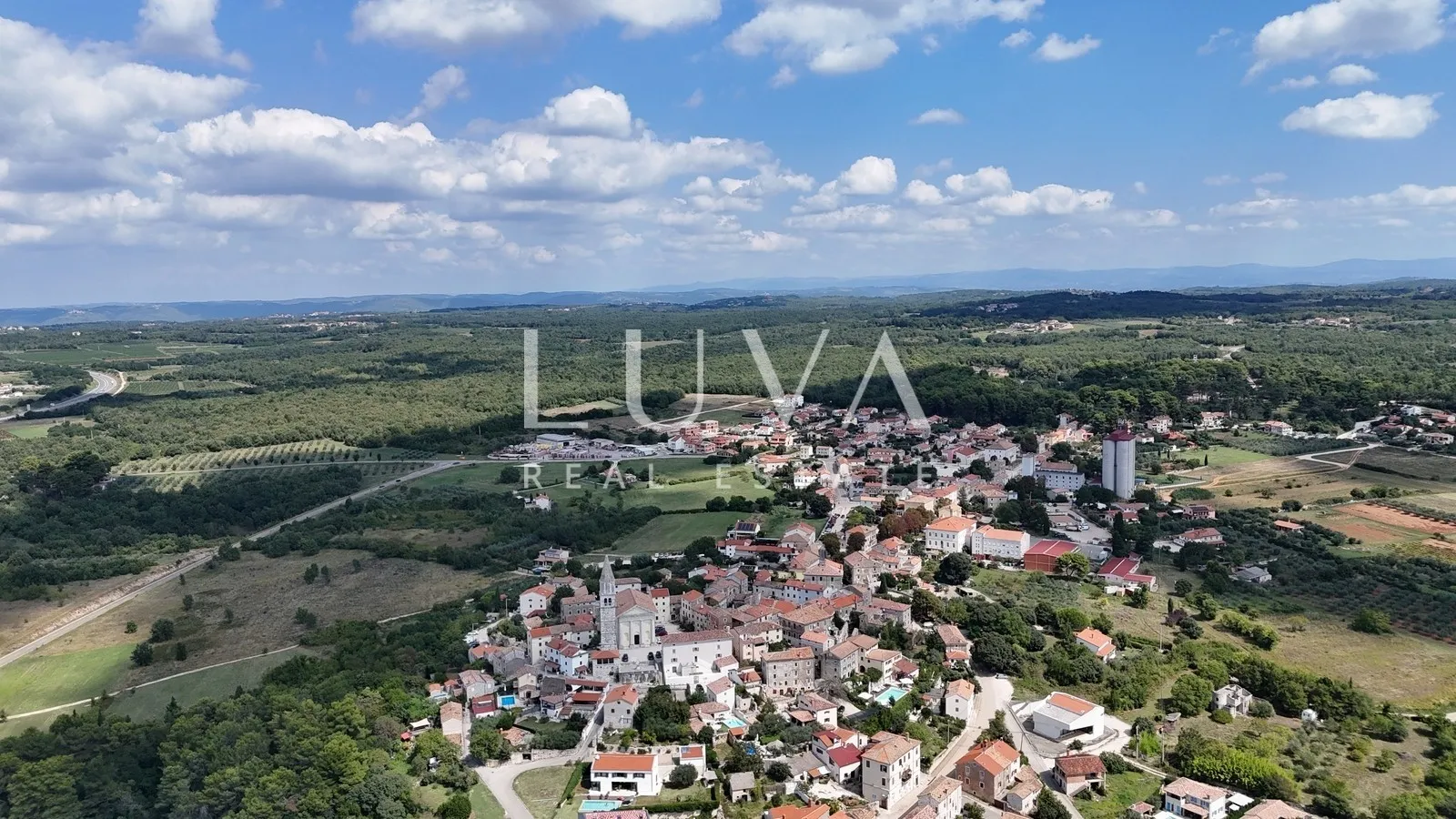 Višnjan, građevinska parcela s građevinskom dozvolom, 1.094 m²