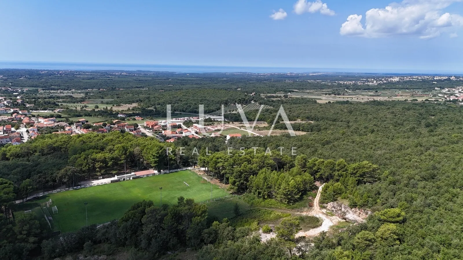 Višnjan, građevinska parcela s građevinskom dozvolom, 1.094 m²