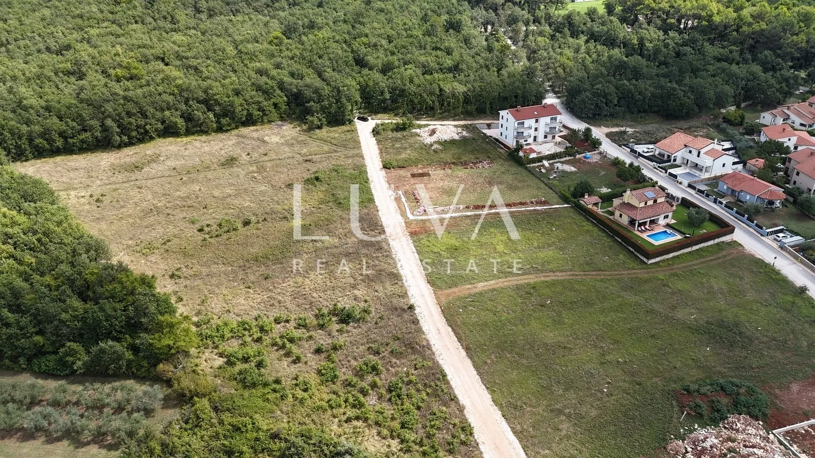 Višnjan, građevinska parcela s građevinskom dozvolom, 1.094 m²