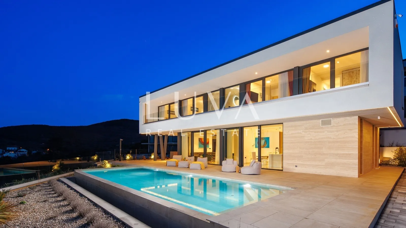 Krk, Vrbnik, luksuzna vila s pogledom na more i bazenom, 265 m2 za prodaju