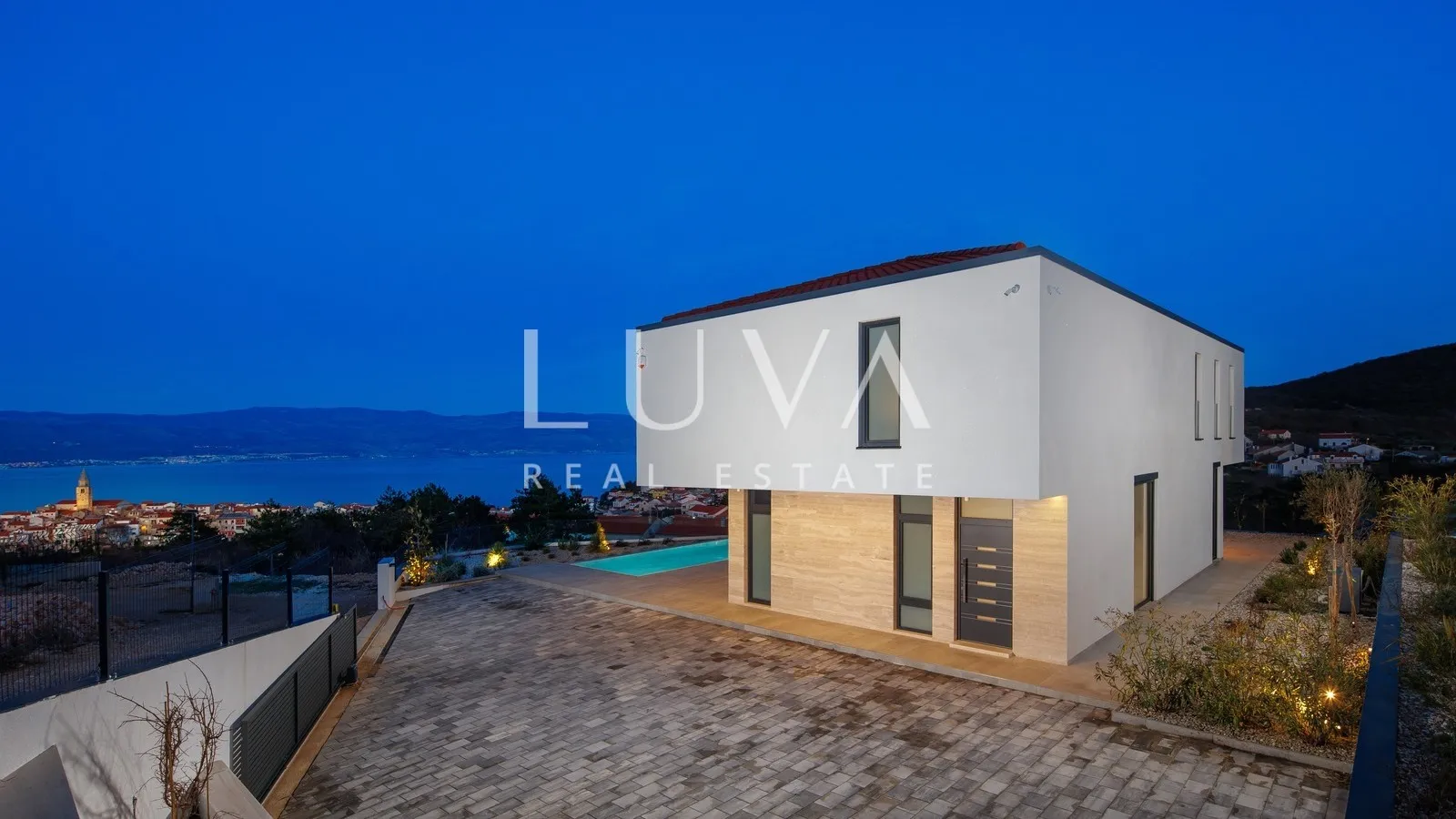 Krk, Vrbnik, luksuzna vila s pogledom na more i bazenom, 265 m2 za prodaju